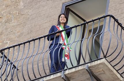 La Raggi si affaccia dal balcone del Campidoglio e si commuove 13