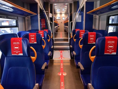 Oggi treni di nuovo pieni. Il no degli esperti del Cts. I contagi restano stabili
