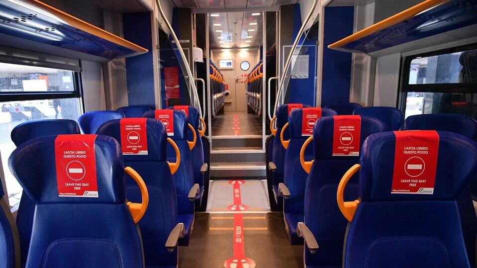 Oggi treni di nuovo pieni. Il no degli esperti del Cts. I contagi restano stabili
