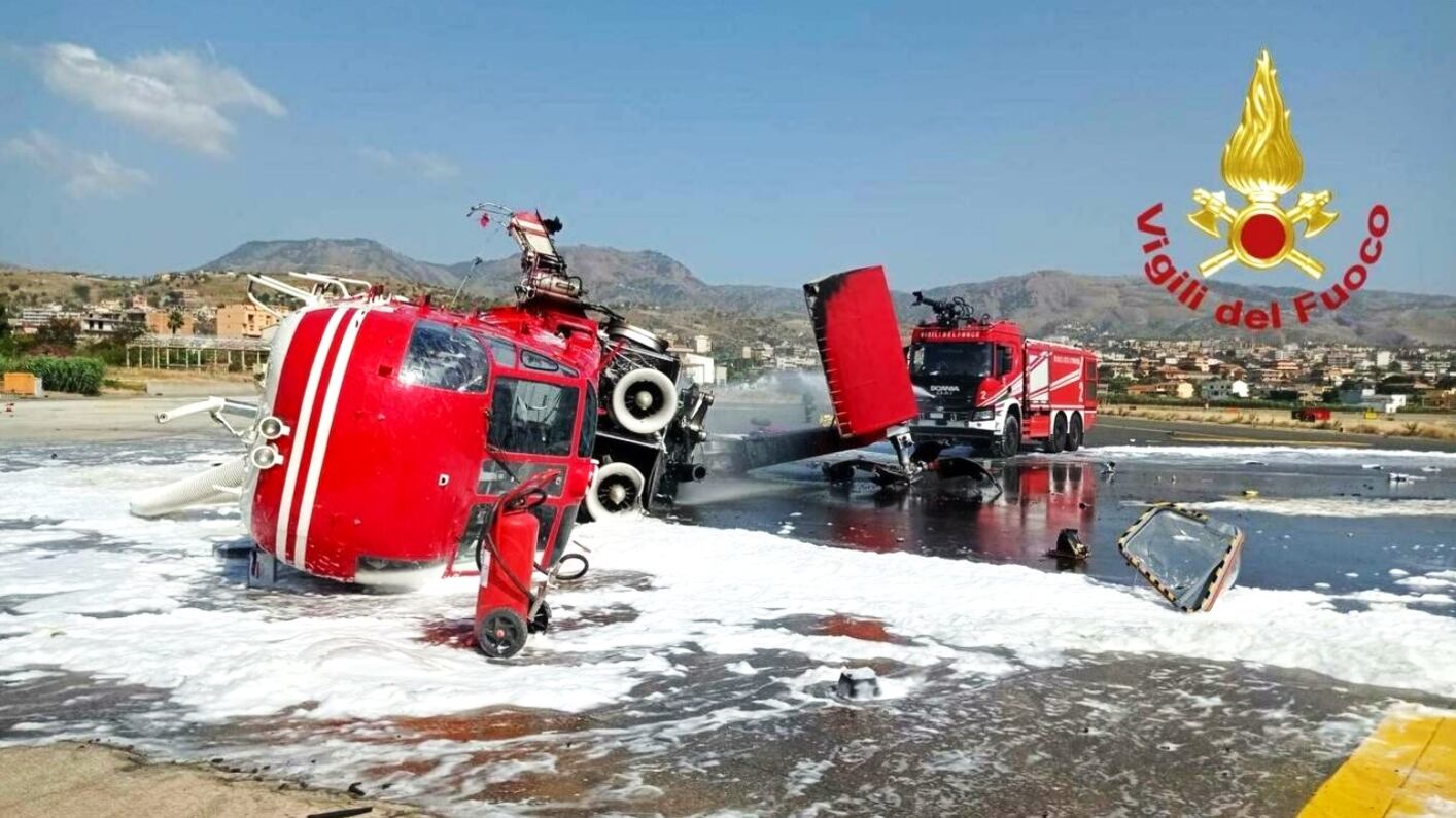 Elicottero dei Vigili del fuoco in fiamme durante il decollo: paura a Reggio Calabria