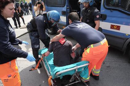 Massa, scontri e feriti al comizio di Salvini 15