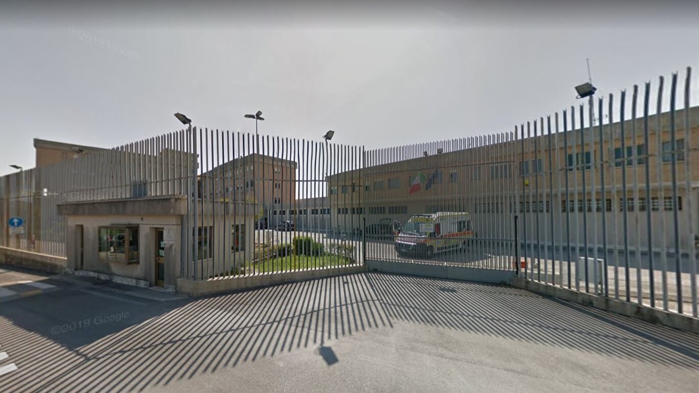 Ancona, detenuto magrebino si ferisce con lamette e pesta agenti