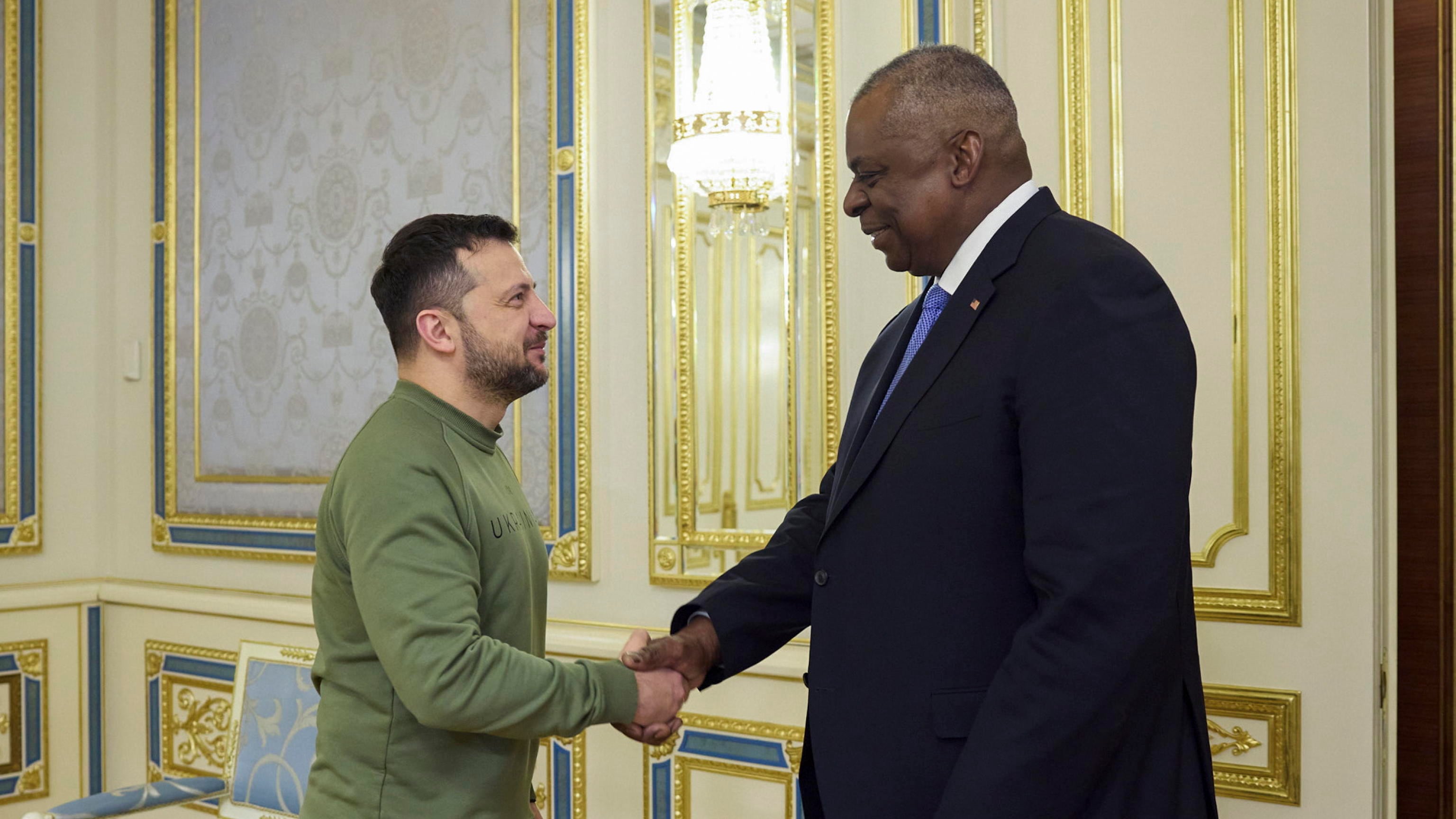 Zelensky teme il disimpegno. Missione Usa: "Noi con Kiev"