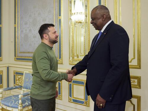 Zelensky teme il disimpegno. Missione Usa: "Noi con Kiev"