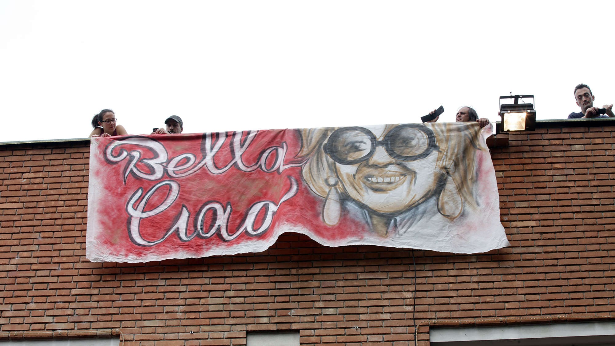 Milano, migliaia al corteo funebre per ricordare Franca Rame
