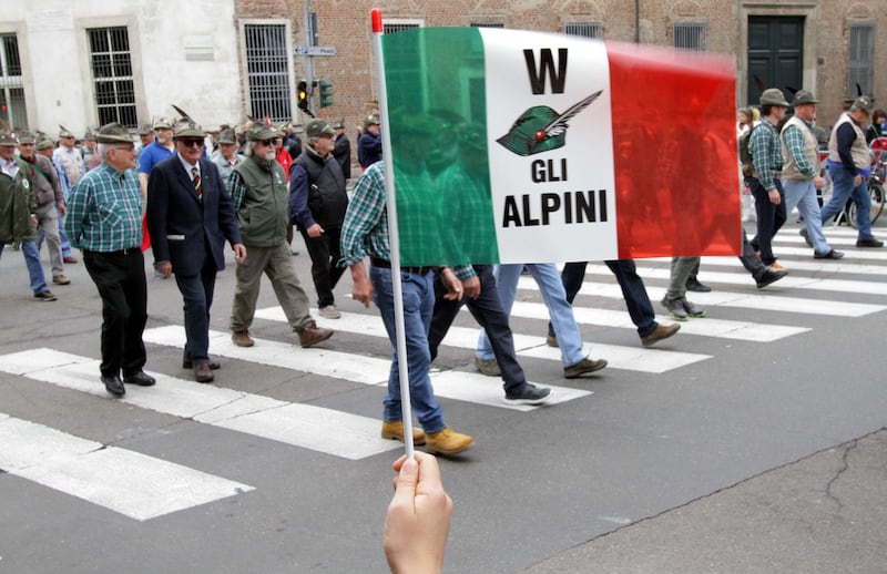 A Milano sfilano gli Alpini: 500mila penne nere invadono il centro 7