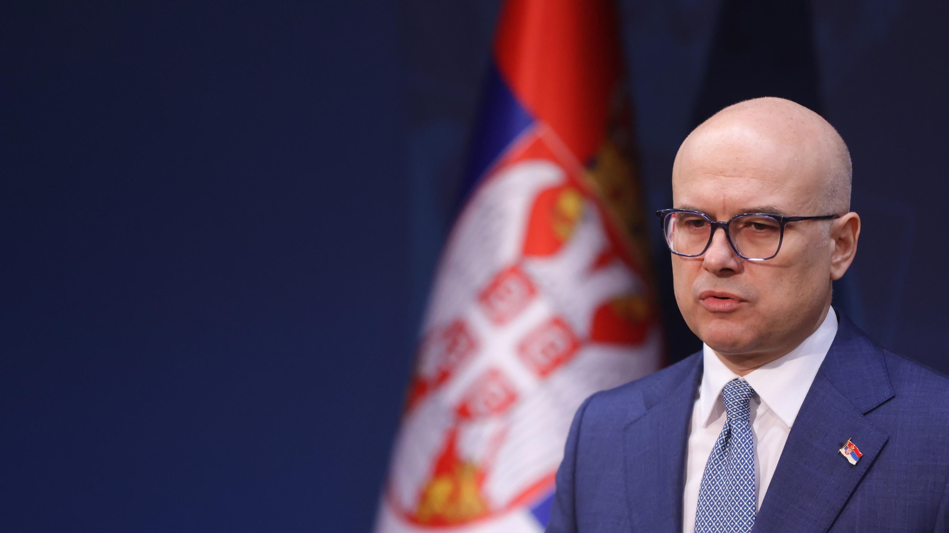 Caos Serbia, si dimette il premier Vucevic dopo mesi di proteste e scontri in piazza