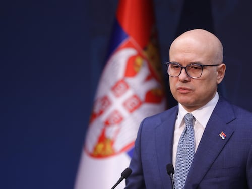 Caos Serbia, si dimette il premier Vucevic dopo mesi di proteste e scontri in piazza