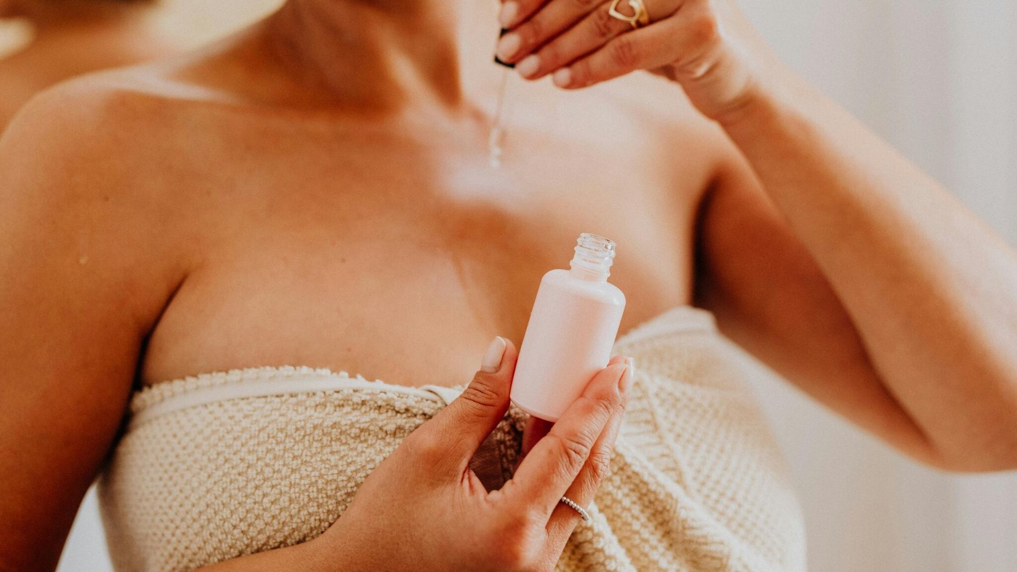 Oli essenziali, quali scegliere come profumo: dal gelsomino al patchouli, le fragranze più avvolgenti