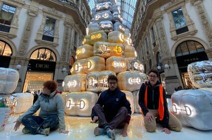 Ecovandali di Ultima generazione imbrattano l’albero di Gucci 4