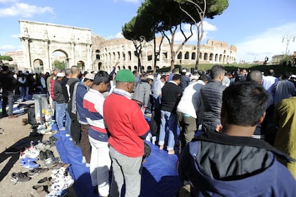 I musulmani pregano al Colosseo 4