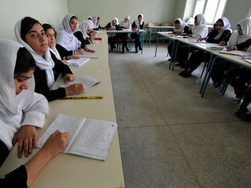 Afghanistan, 100 studentesse avvelenate da islamisti