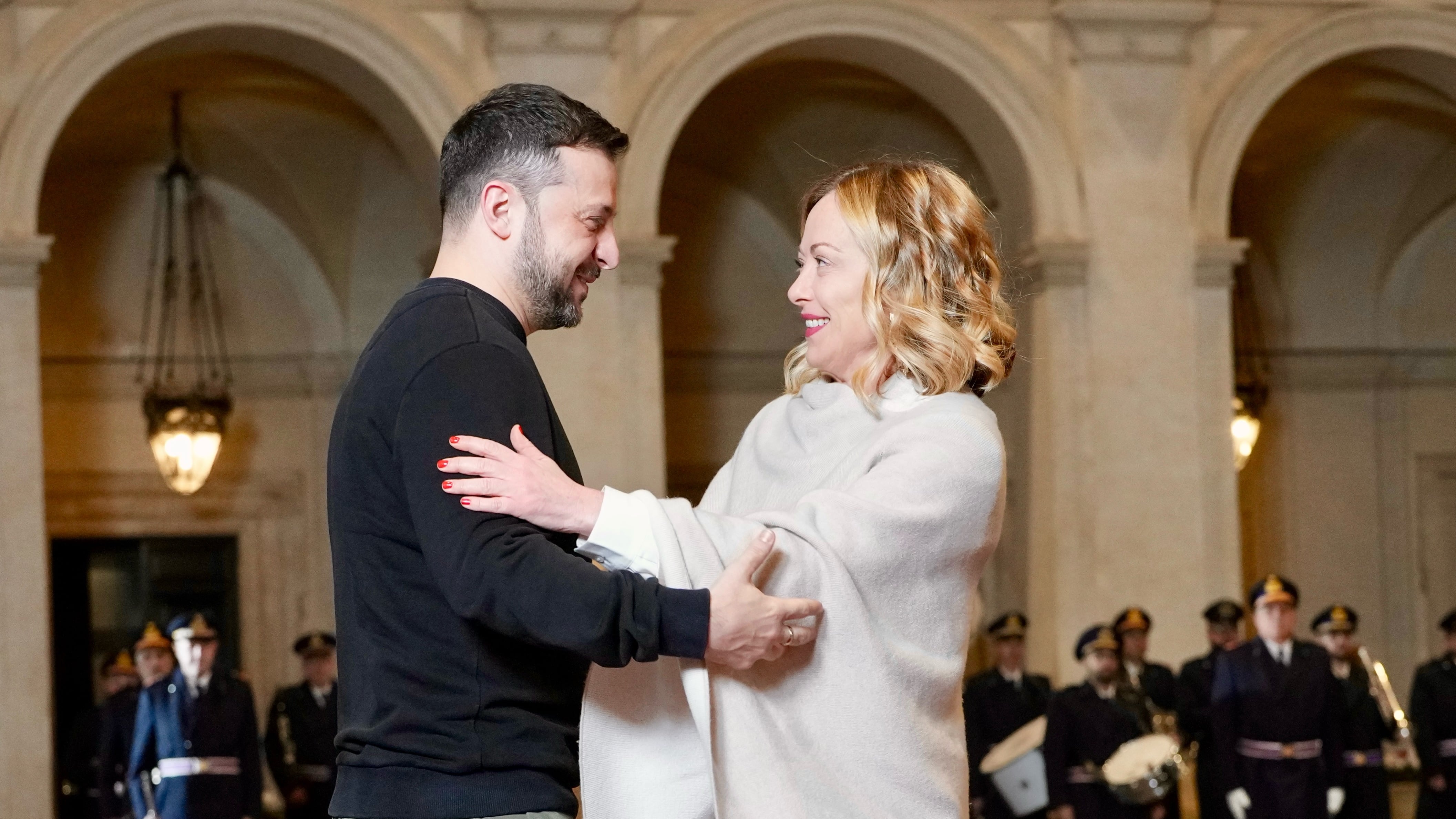 La carezza di Meloni all'amico Zelensky. "La pace più giusta? Quella che vuole lui"