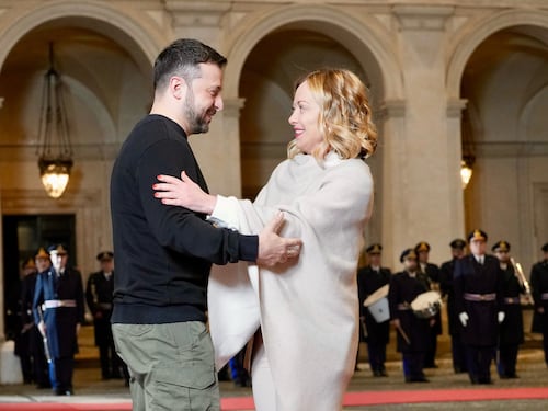 La carezza di Meloni all'amico Zelensky. "La pace più giusta? Quella che vuole lui"