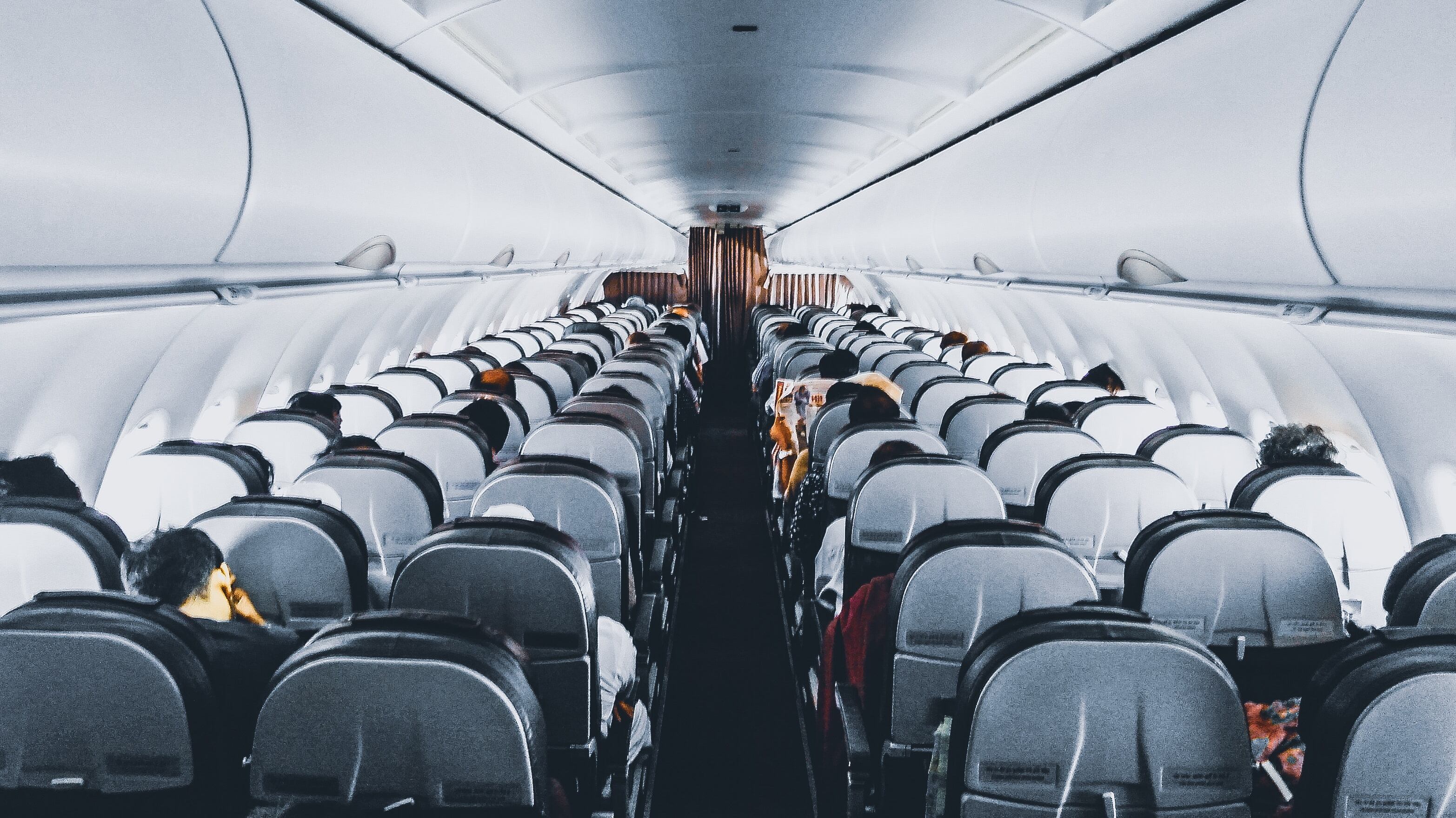 Fiamme sul carrello, paura sull'aereo a Firenze