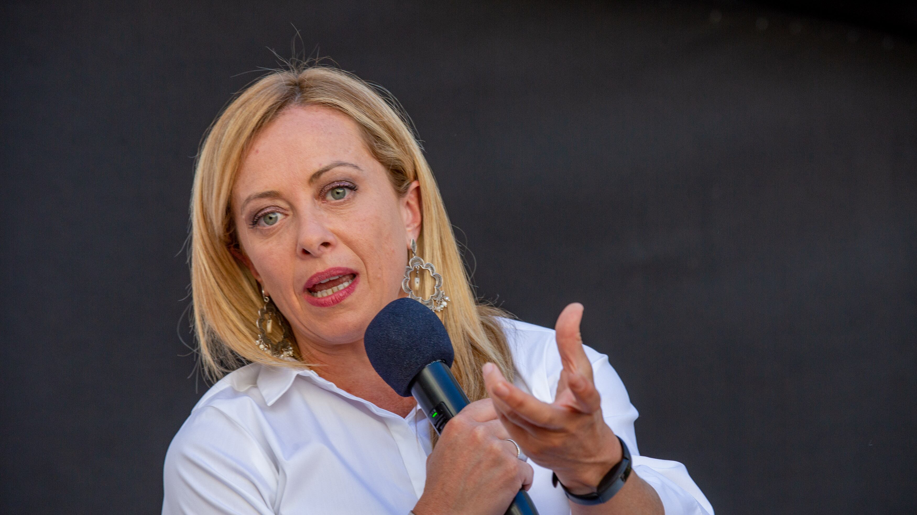 "Agiografia...", "Richiesta di censura...": è scontro per il servizio del Tg2 su Meloni e Orban