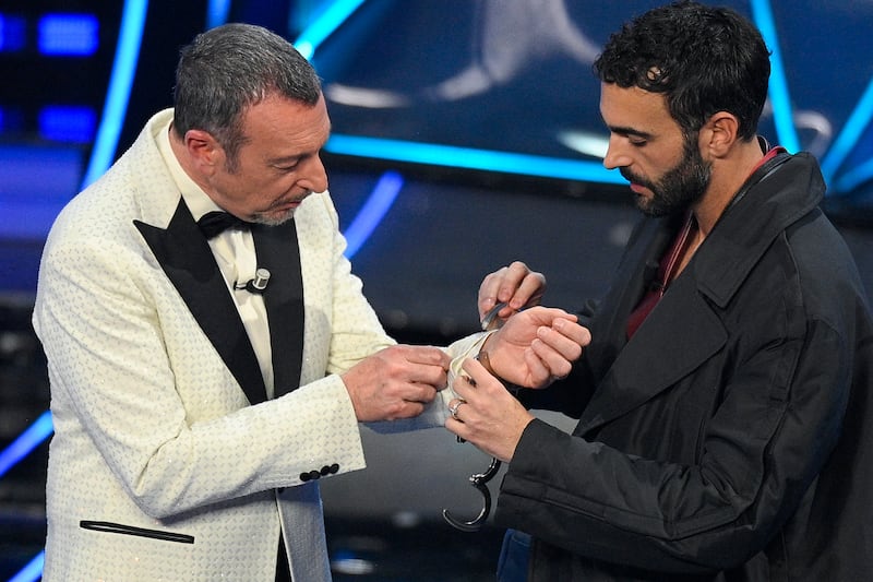 Sanremo 2024: ecco il look della prima serata del Festival del conduttore e co-conduttore 11