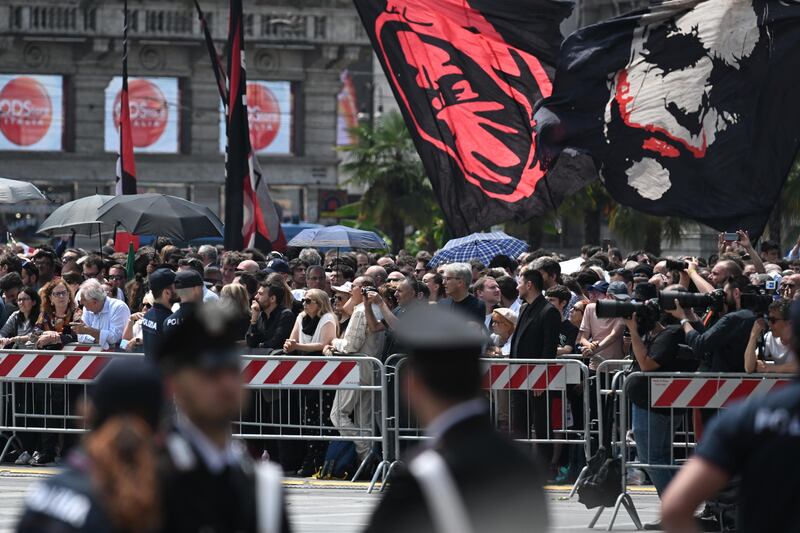 Striscioni e bandiere al funerale di Berlusconi 9