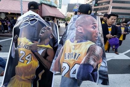 Gli scatti del commovente saluto a Kobe e Gianna Bryant 8