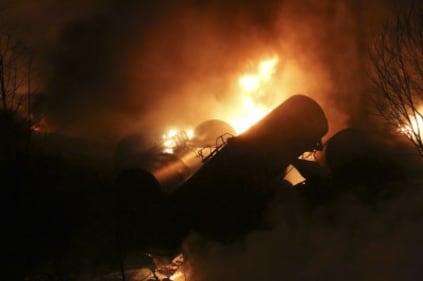 Treno deragliato, enorme incendio nel West Virginia 4