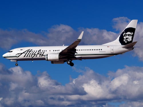 Tenta di spegnere i motori dell'aereo: panico sul volo di linea