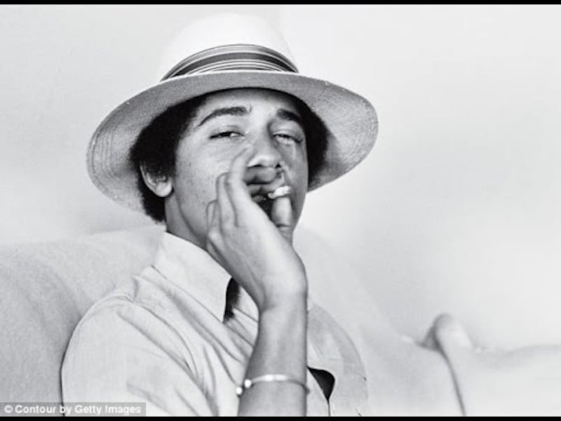 Barack Obama ritratto in una foto mentre fuma, probabilmente una sigaretta