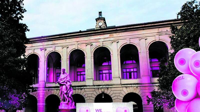 Le infermiere dell'oncologia sfilano per Marras