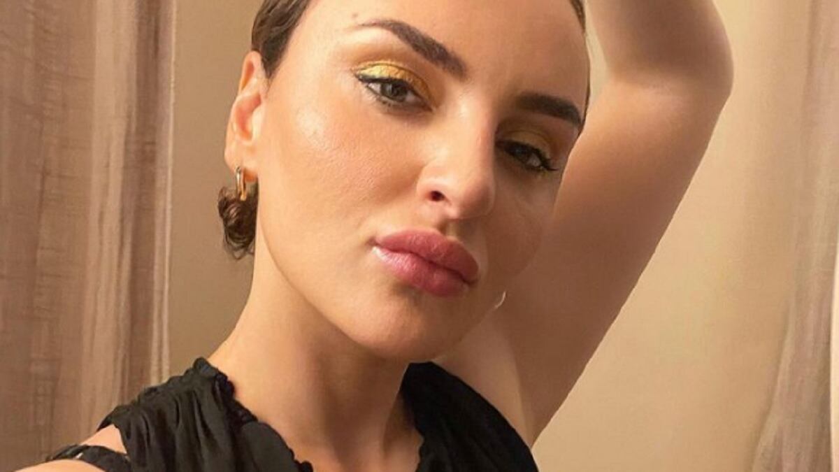 "Valuto proposte di matrimonio...". Lo strano post social di Arisa scatena il web