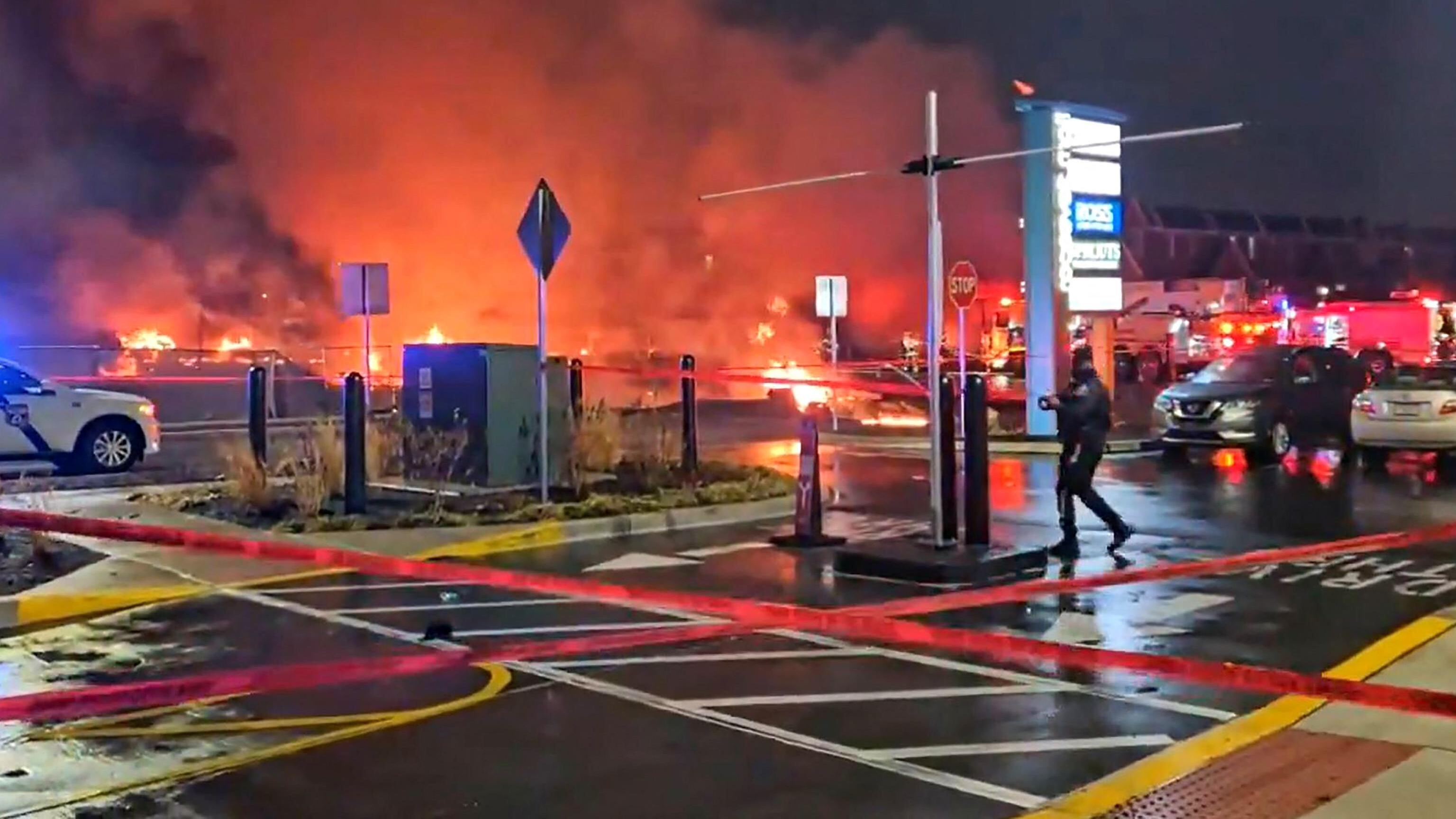 Il volo poi lo schianto tra case e auto, disastro aereo a Philadephia: 6 morti
