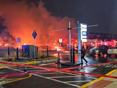 Il volo poi lo schianto tra case e auto, disastro aereo a Philadephia: 6 morti