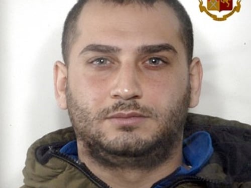 Armi da guerra e droga nascosti in casa, in manette un giovane