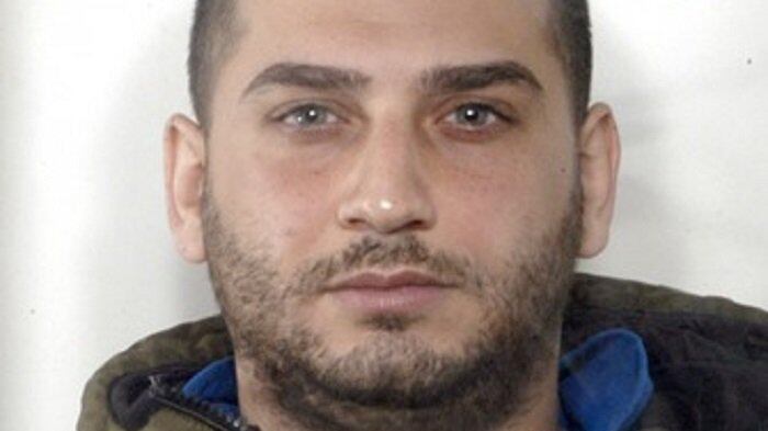 Armi da guerra e droga nascosti in casa, in manette un giovane