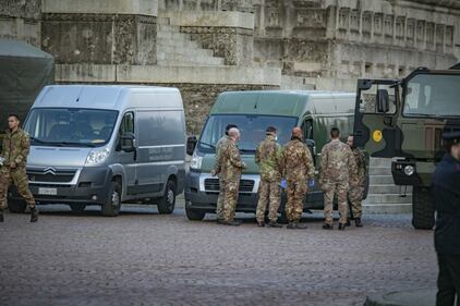 Per spostare le salme dal cimitero di Bergamo arriva l'esercito 8
