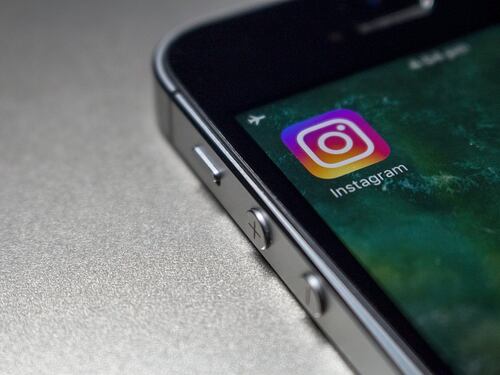 Instagram, foto hot in cambio di follower: "Seguimi e avrai una sorpresa"