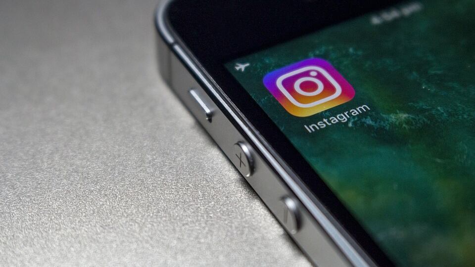 Instagram, foto hot in cambio di follower: "Seguimi e avrai una sorpresa"