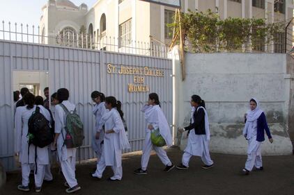 Peshawar, tornano in classe gli studenti della scuola colpita dai talebani 4