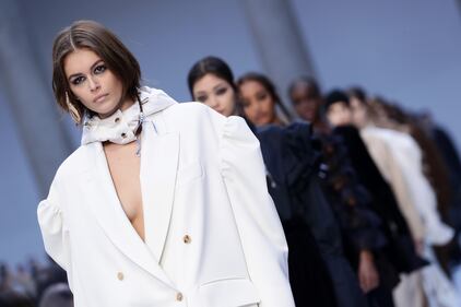 Kaia Gerber e le sorelle Hadid in passerella, foto 5