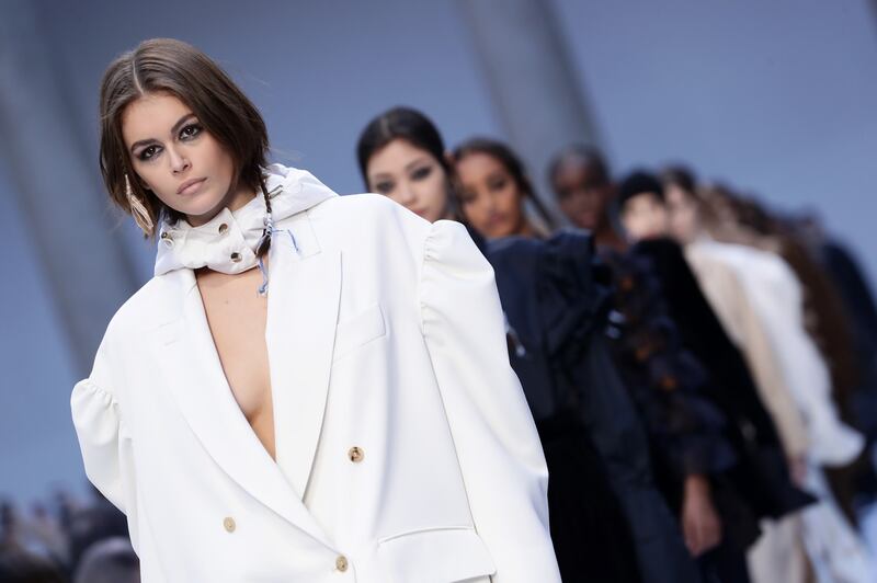 Kaia Gerber e le sorelle Hadid in passerella, foto 5