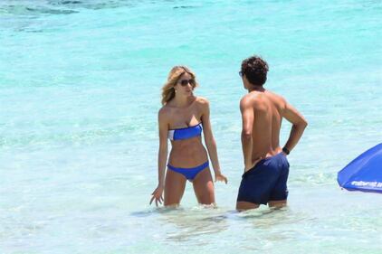 Elena Santarelli sexy in spiaggia 35