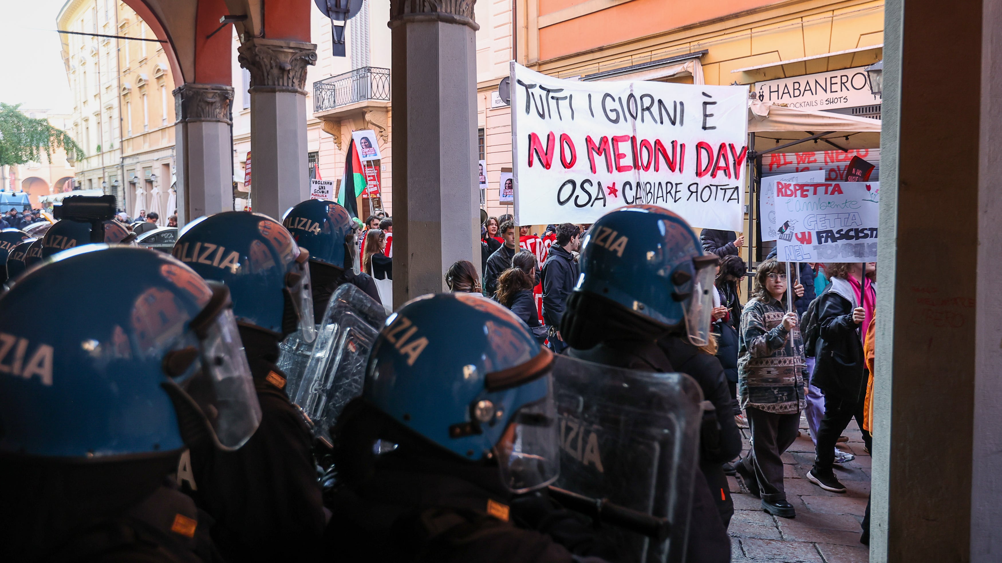 "La sinistra li coccola, ora basta". Lo sfogo dei poliziotti sui violenti di piazza