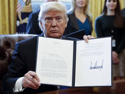 Arriva il giorno del Muro Trump firma e insiste: "Lo pagherà il Messico"