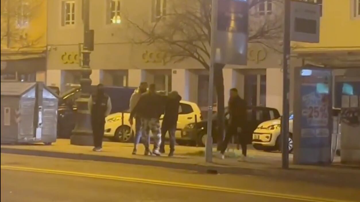 Rissa con spranghe e bastoni a Trieste tra afghani e pakistani: ci sono feriti