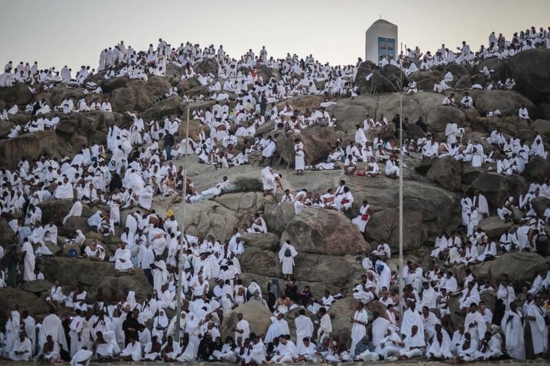 Fedeli musulmani in preghiera nella Pianura di Arafat 4