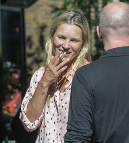 Kate Moss: irriconoscibile mentre fuma fuori dal ristorante: la sua trasformazione 1