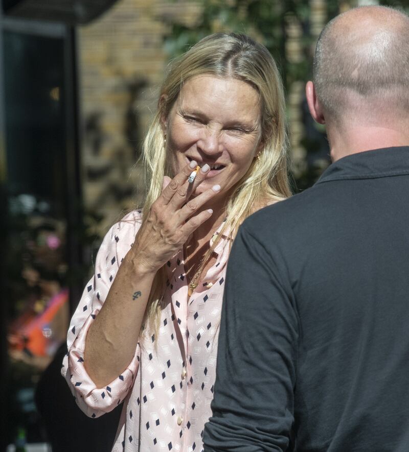 Kate Moss: irriconoscibile mentre fuma fuori dal ristorante: la sua trasformazione 1
