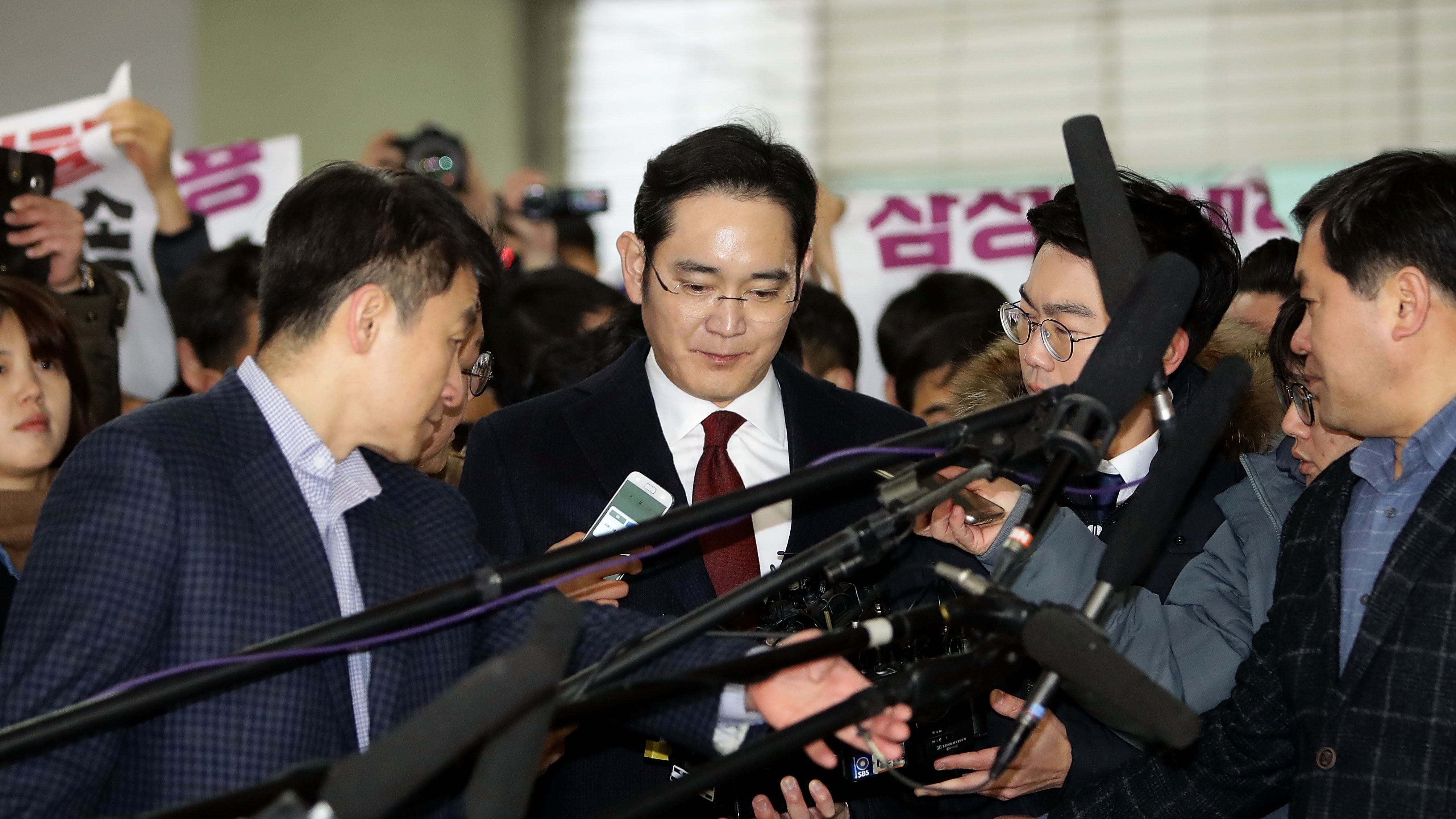 Il capo di Samsung è stato scarcerato. Sospesa la sua condanna per corruzione