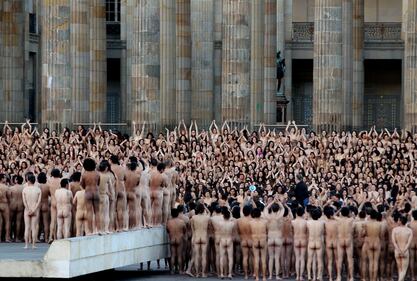Bogotà, 6mila nudi in piazza: in posa per Tunick 9