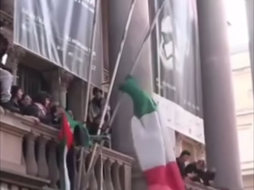 Lo sfregio dei pro Pal: così oltraggiano il tricolore