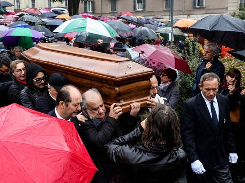La Chiesa non voleva funerali atei, ma Sala fa occupare il sagrato