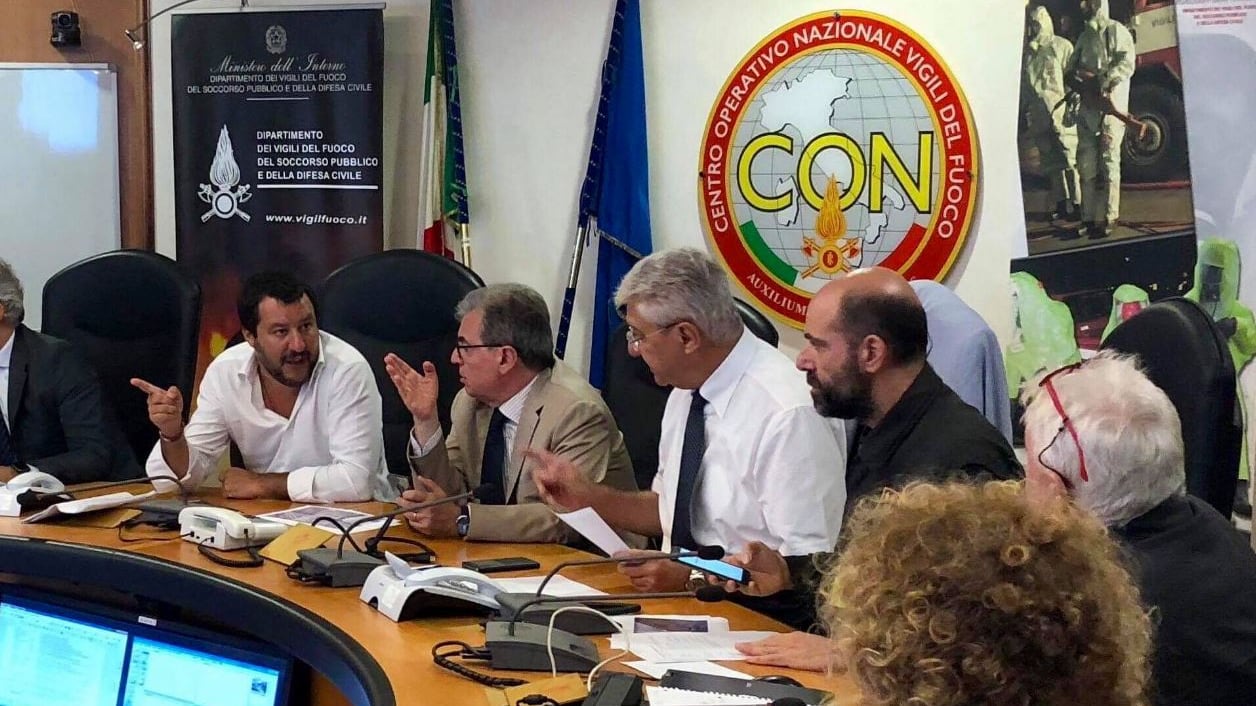 Genova, ponte crollato. Salvini: "Seguiamo dalla sala operativa. Grazie a voi che salvate vite"